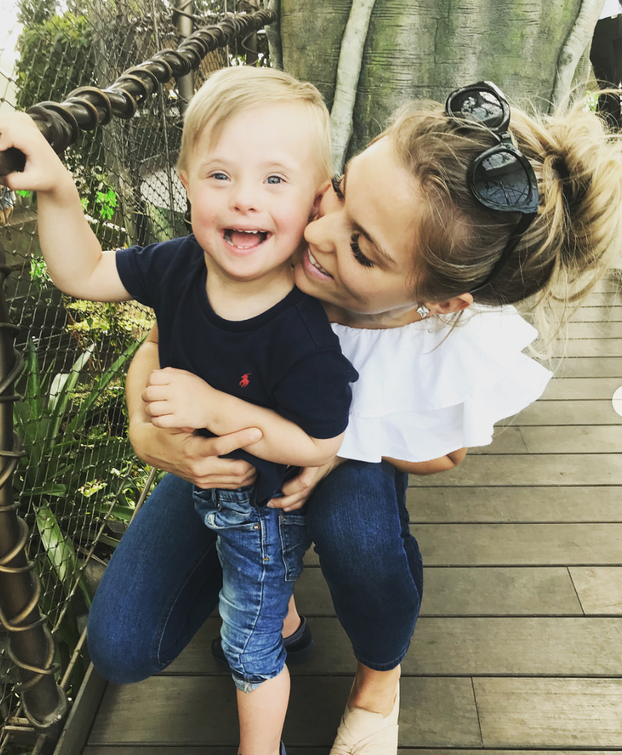 Julia tillsammans med sonen Milan Julia tillsammans med sonen Milan